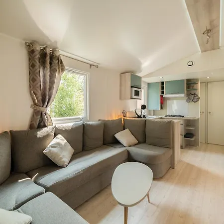 Holiday home Mobil Les Pieds Dans L'eau *