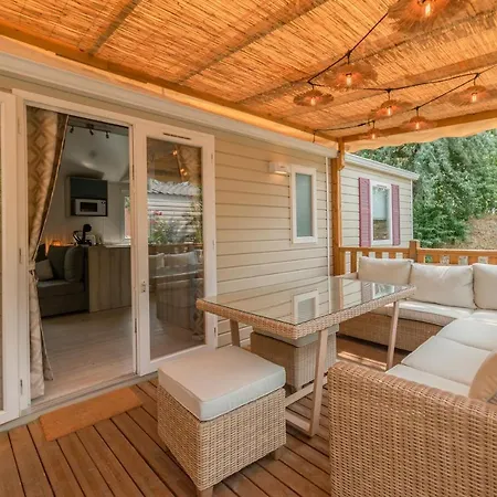 Holiday home Mobil Les Pieds Dans L'eau *