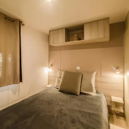 Holiday home Mobil Les Pieds Dans L'eau